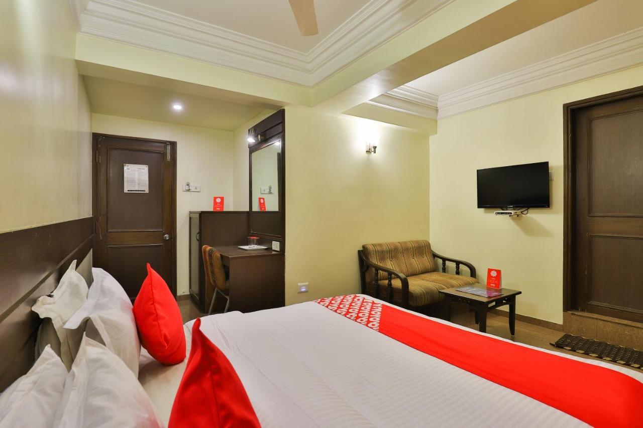 Oyo 17117 Hotel Rainbow วาโดดารา ภายนอก รูปภาพ