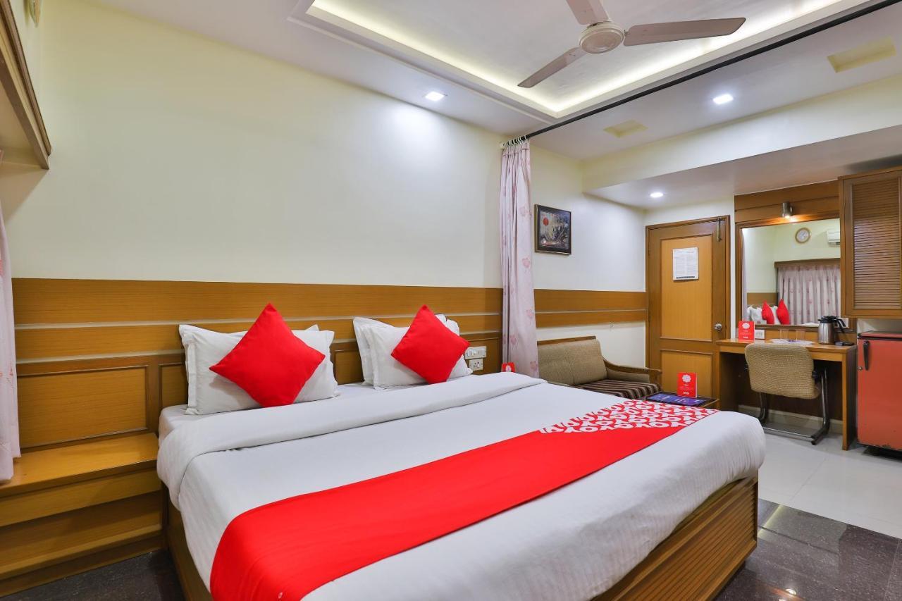 Oyo 17117 Hotel Rainbow วาโดดารา ภายนอก รูปภาพ