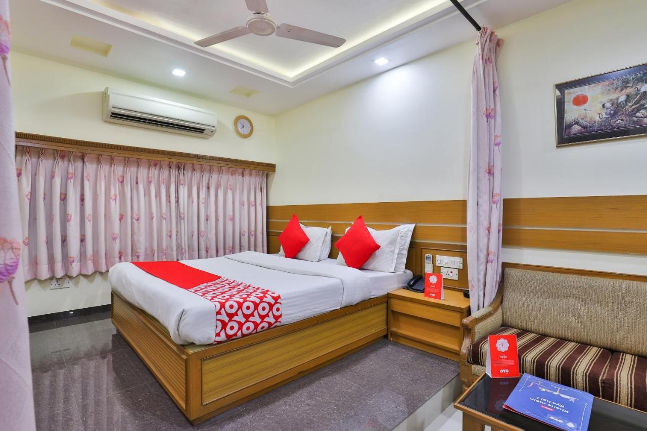 Oyo 17117 Hotel Rainbow วาโดดารา ภายนอก รูปภาพ