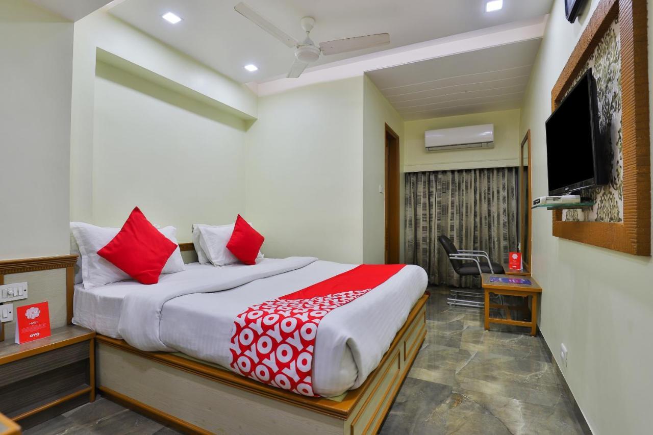 Oyo 17117 Hotel Rainbow วาโดดารา ภายนอก รูปภาพ