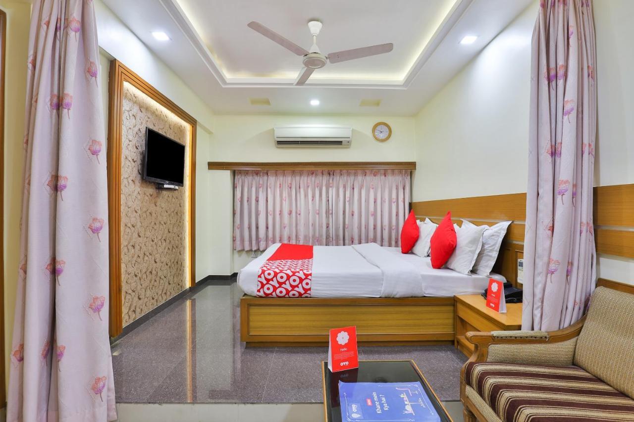 Oyo 17117 Hotel Rainbow วาโดดารา ภายนอก รูปภาพ