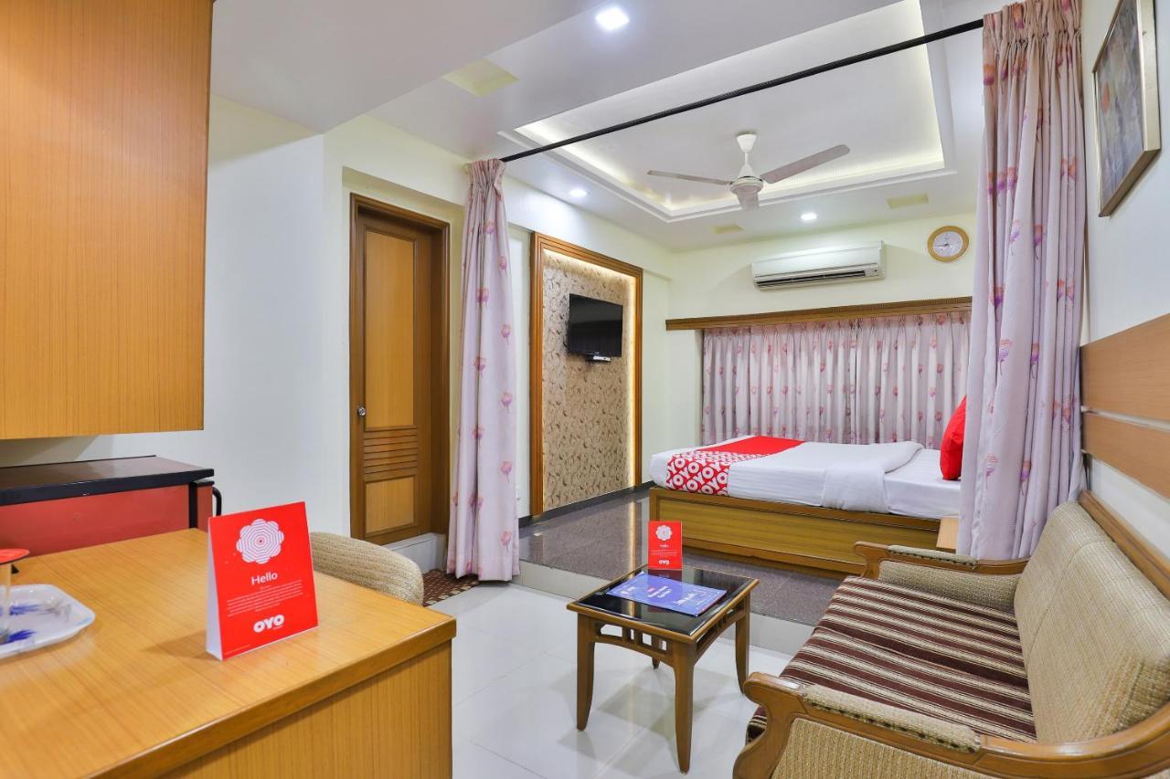 Oyo 17117 Hotel Rainbow วาโดดารา ภายนอก รูปภาพ