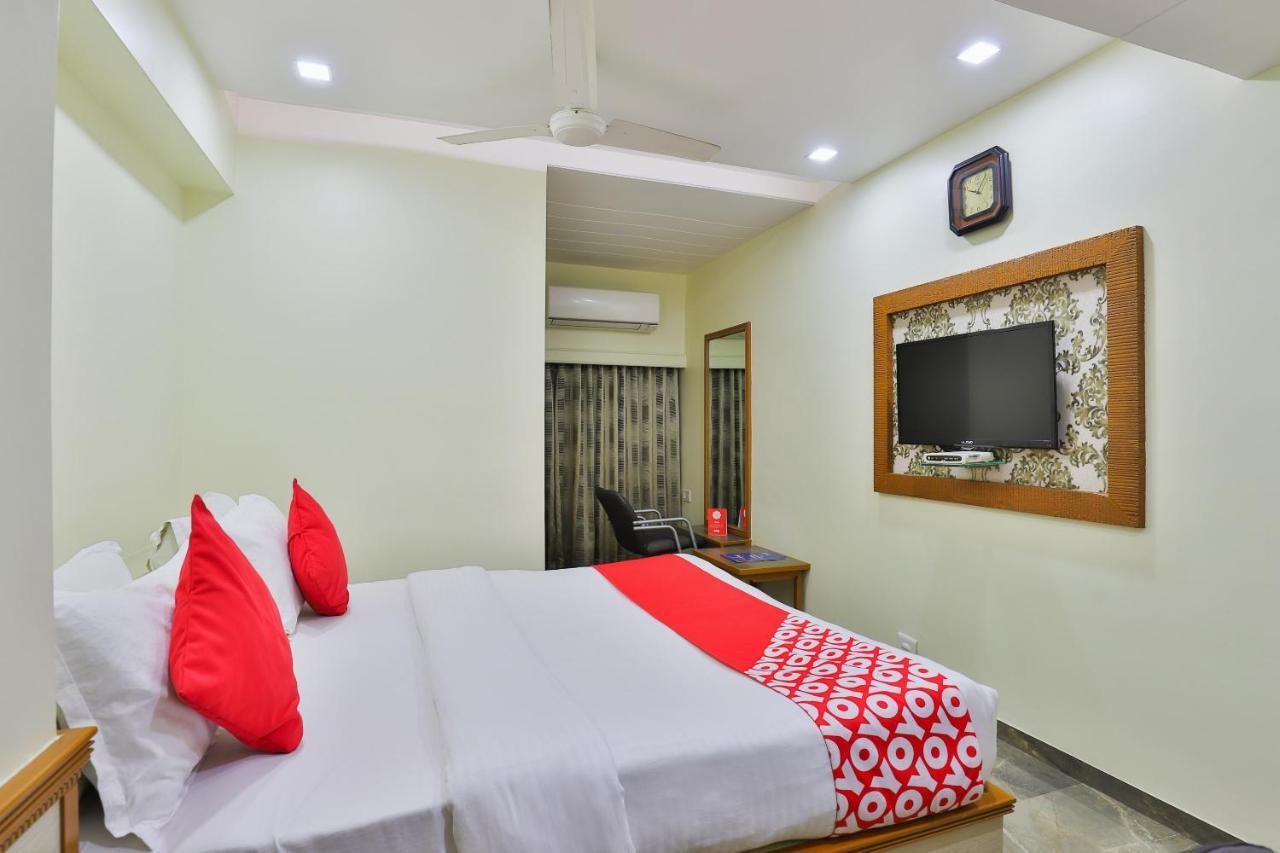 Oyo 17117 Hotel Rainbow วาโดดารา ภายนอก รูปภาพ